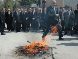 Protokol Üyeleri, Nevruzu Halay Çekerek Kutladı