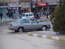 Karaman'da Su Borusu Patladı, Otomobil Yarığa Düştü