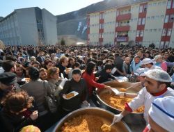 Rektör Savaş 3 Dilde Nevruzu Kutladı