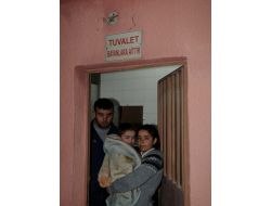 Evsiz Kalan Aile Cami Tuvaletinde Yaşam Mücadelesi Veriyor