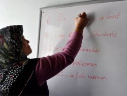 40 Yaşındaki Kadın Dil Kursuna Gidiyor