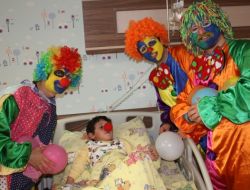 Doktor Palyaçolar Hasta Çocukları Eğlendirdi