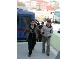 Polisle Çatışan 8 Kişi Adliyeye Çıkarıldı