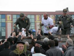 Ücretsiz Dağıtılan Çam Fidanları Kapış Kapış Gitti