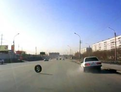 Trafikteki Aracın Tekeri, Birden Yerinden Çıkarsa