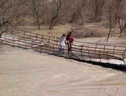 Asma Köprüden Geçerken 'Ecel Terleri' Döküyorlar