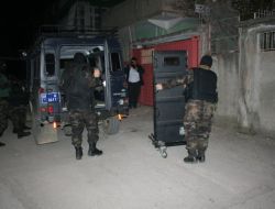 Silah Kaçakçıları Polise Saldırdı