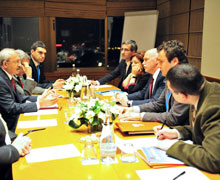 Abbas'ın seçim kararına destek