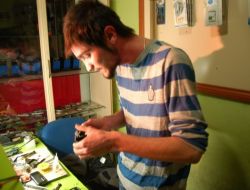 Canlı Rap Müziği Eşliğinde Cep Telefonu Tamir Ediyor