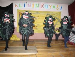 Roman Öğrencilerden ‘hijyen’ Konulu Tiyatro Şov