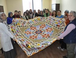 Kırkyama Branşında 7 Bin 720 Parçadan Yatak Örtüsü Yaptı