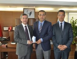 Tahmazoğlu’na Eğitime Verdiği Destekten Dolayı Plaket Verildi