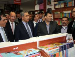 Başbakan Yardımcısı Bülent Arınç, Bursa'da Kitapçıyı Gezdi