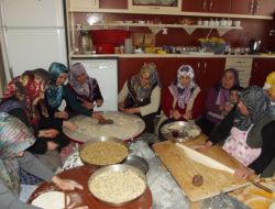 Öğrenciler İçin Mantı Yapıp Sarma Sarıyorlar