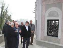 Vali Şahin, Pir-aziz Türbesi'nde