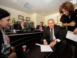 Deniz Baykal Yüzünü Bağışladı