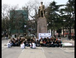 Kitabını Alan Geldi, Meydanda Kitap Okudular