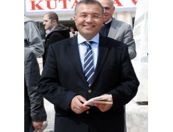 Vali Çiftçi Anıt Altında Kitap Okudu