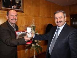 Aski, Emekli Olan Personelini Plaketle Uğurluyor