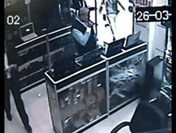 Yaşlı Hırsız, Mağaza Çalışanlarının Gözü Önünde Laptop Çaldı
