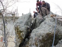 Halatla Bağlanan 400 Tonluk Kayadan 10 Tonluk Parça Koparıldı