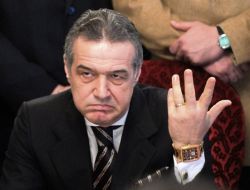 Steaua'nın Patronu Becali'ye Irkçılıktan Ceza