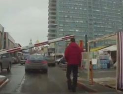 Kafasına Otopark Giriş Bariyeri Çarptı, İnternette Tıklama Rekoru Kırdı