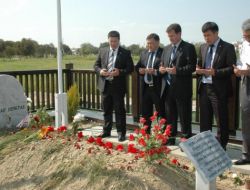 Kktc'de Bulunan Kırgızistan Heyeti, Denktaş'ın Kabrini Ziyaret Etti