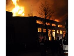 Plastik Deposu Alev Alev Yandı, İtfaiyeciler Zor Anlar Yaşadı