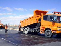 Karayolları Bölge Müdürlüğü Bozulan Yollar Onarıyor