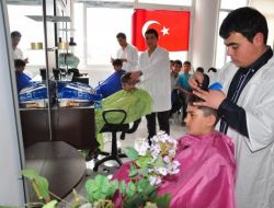 Sevgiye Uzanan Eller Öğrencileri Tıraş Etti