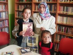 Anne Babalarıyla Kütüphanede Kitap Okudular