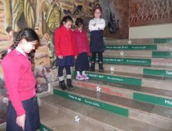 İngilizcelerini Okulun Merdivenlerinde Pekiştiriyorlar