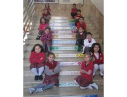 İngilizceyi Sınıfta Değil, Merdivende Öğreniyorlar