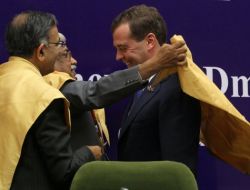 Medvedev Hindistan’da Fahri Doktora Aldı, Parkta Fotoğraf Çekti