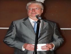 "Doğuda Yaşayan İnsanlar Duvarı Batıya Doğru Yıktı"