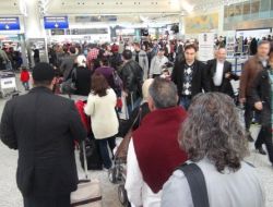 AÇIK KAPIDA İLK 'ÇATLAK'