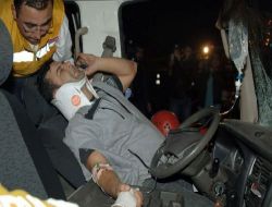 Belediye Kamyonetiyle Aşırı Hız Yapan Sürücü Uyarı Levhasına Çarptı