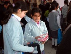 Kolej Öğrencileri Yoksul Öğrencilere Giyim Ve Kırtasiye Yardımında Bulundu