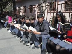 Öğrenciler Caddede Kitap Okudu