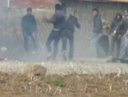 Bombanın Göstericinin Elinde Patlama Anı