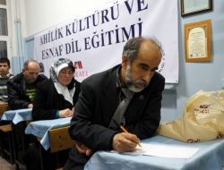 Esnaf, Turistlerle Kolay İletişim Kurmak İçin İngilizce Ve Arapça Öğreniyor