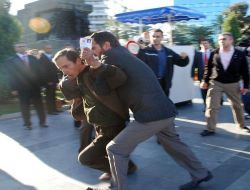 İzmir'de Atatürk'ü Anma Töreninde Meczup Gösterisi