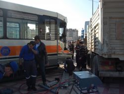 Kamyon Ve Tramvay Çarpıştı, Sürücü Ve Vatman Yaralandı