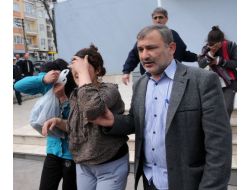Çaldıkları Altını Polis Otosuna Saklamışlar