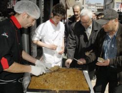 Her Cuma 2 Bin Kişiye İrmik Helvası İkram Ediyor