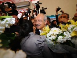 Kemal Kılıçdaroğlu Lemurları Eliyle Besledi