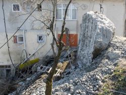 Halatlarla Ağaca Bağlanan 400 Tonluk Kaya, Tamamen Kırıldı