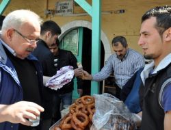 6 Yıldır Cuma Namazından Sonra İkram Dağıtıp, Ölenlerin Ruhuna Dua Ediliyor