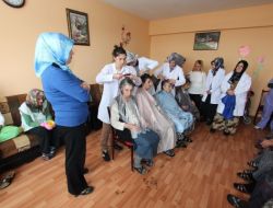 Kuaför Adayı Kursiyerler, Kimsesiz Yaşlıların Saç Bakımını Yaptı